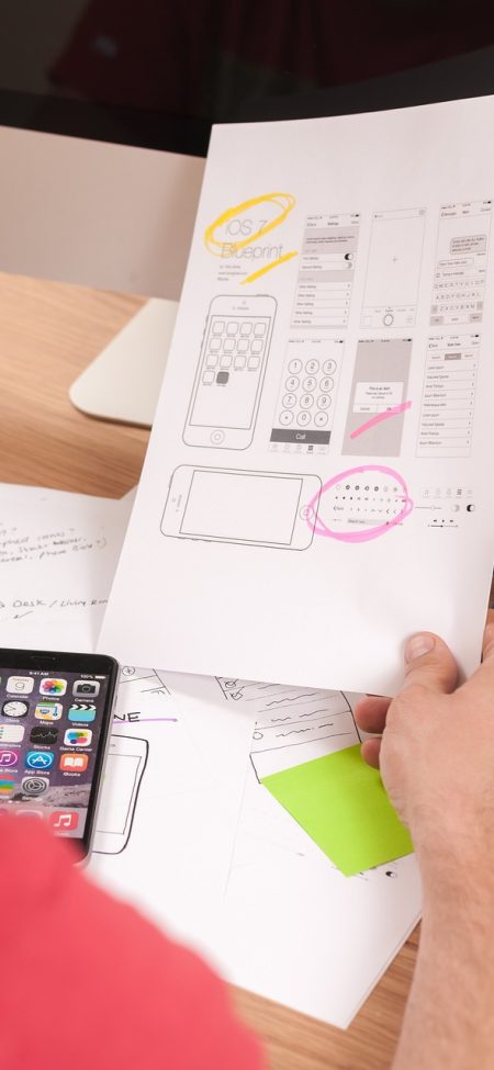 简历模板免费下载 App 首页界面，顶部搜索框下方是分类标签，页面中部排列着多张带缩略图的简历模板卡片